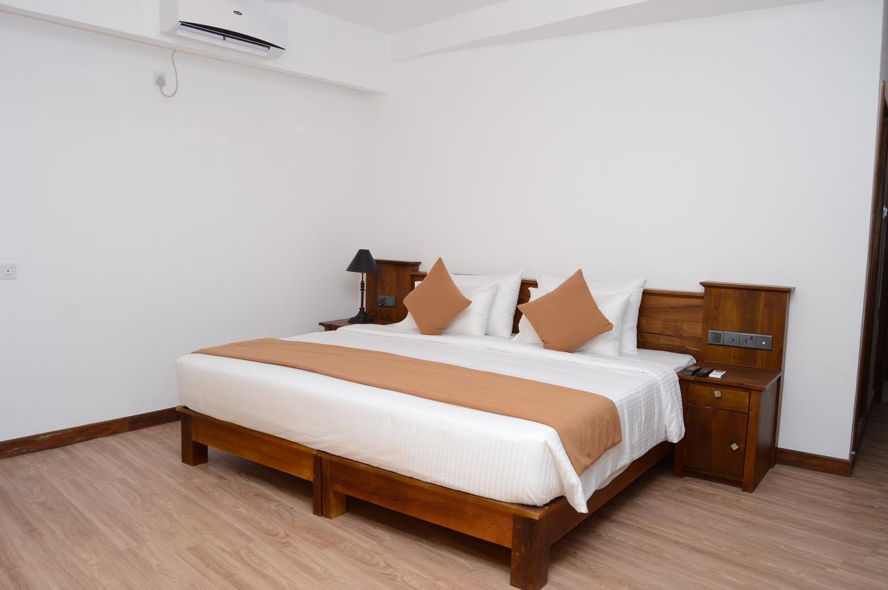 Sandriana Lake View Hotel Kandy Bagian luar foto