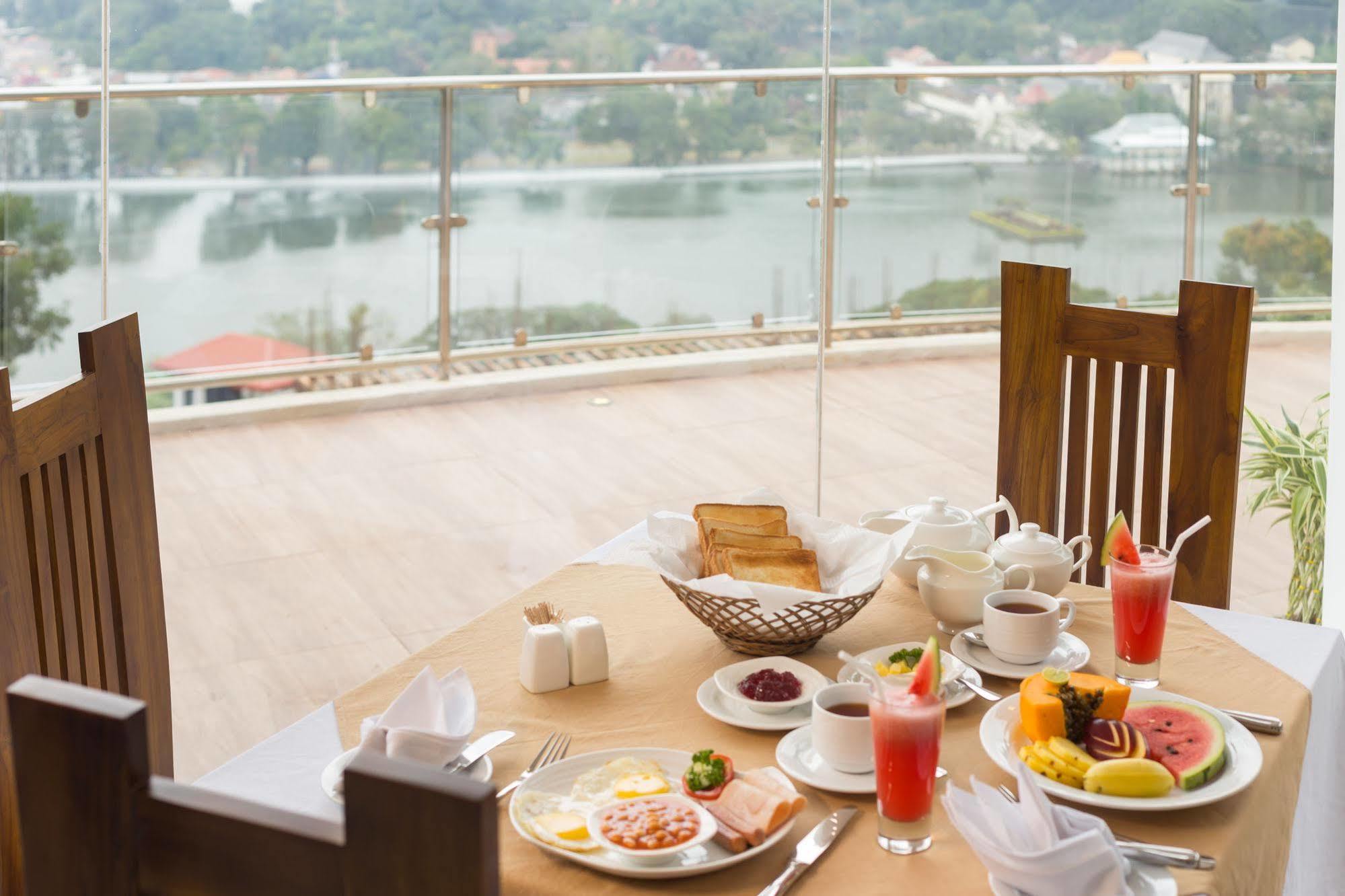 Sandriana Lake View Hotel Kandy Bagian luar foto