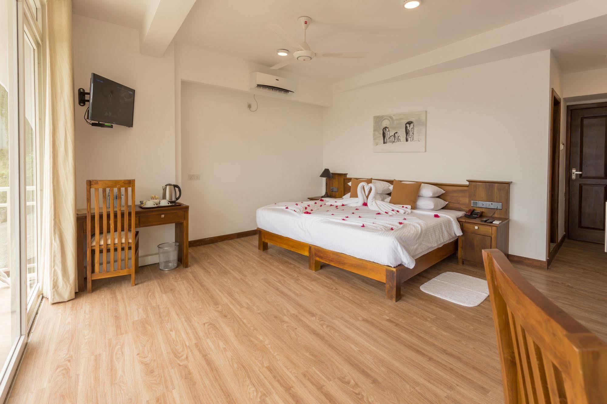 Sandriana Lake View Hotel Kandy Bagian luar foto