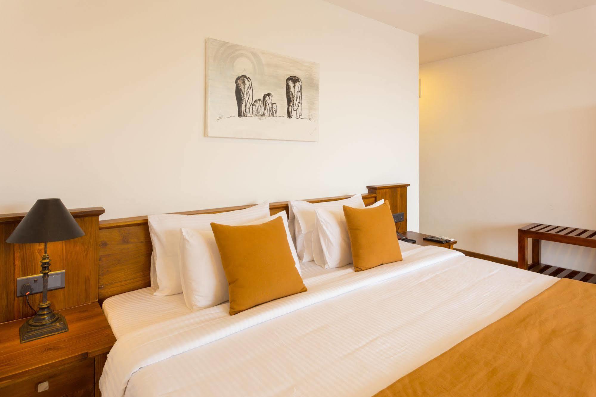 Sandriana Lake View Hotel Kandy Bagian luar foto