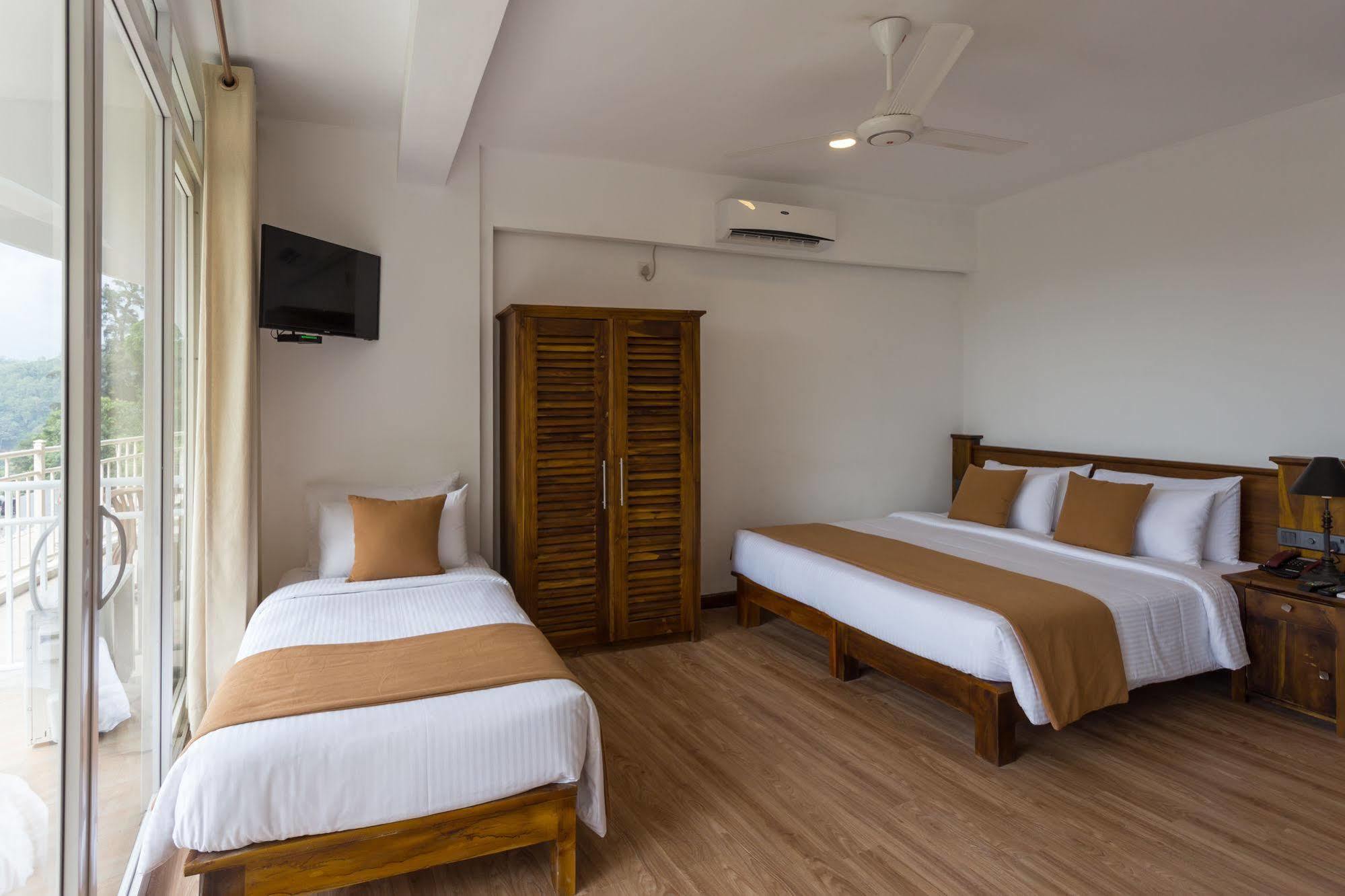 Sandriana Lake View Hotel Kandy Bagian luar foto