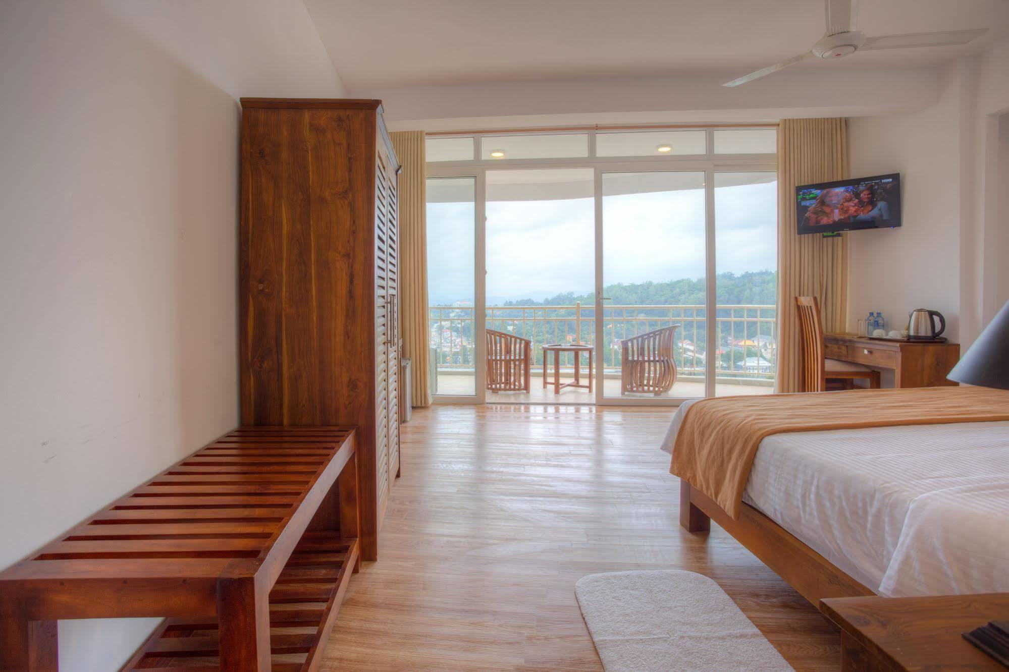 Sandriana Lake View Hotel Kandy Bagian luar foto