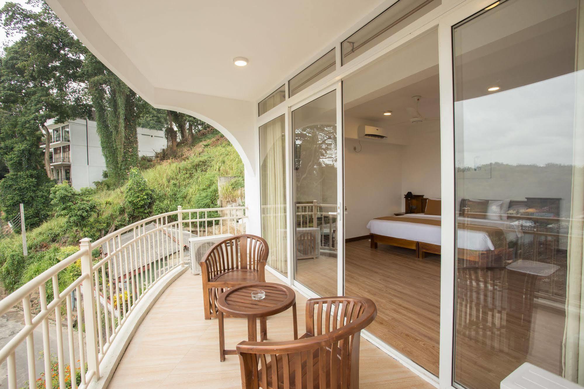Sandriana Lake View Hotel Kandy Bagian luar foto
