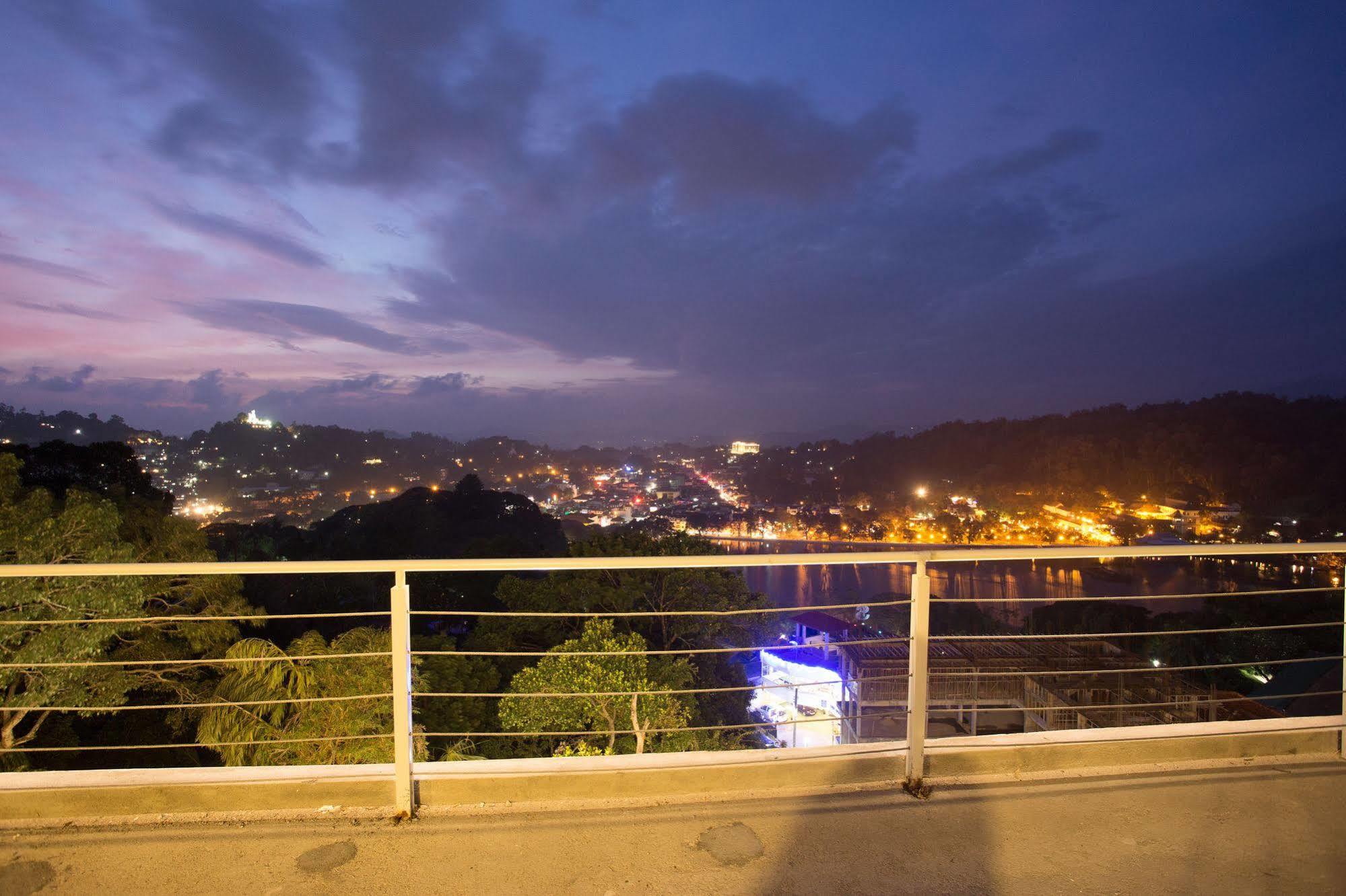 Sandriana Lake View Hotel Kandy Bagian luar foto